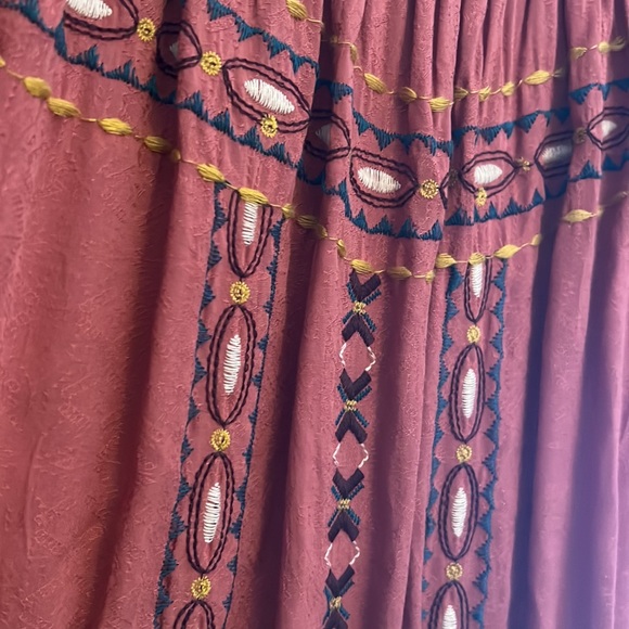 Beautiful Thread Pattern Top - Picture 3 of 6